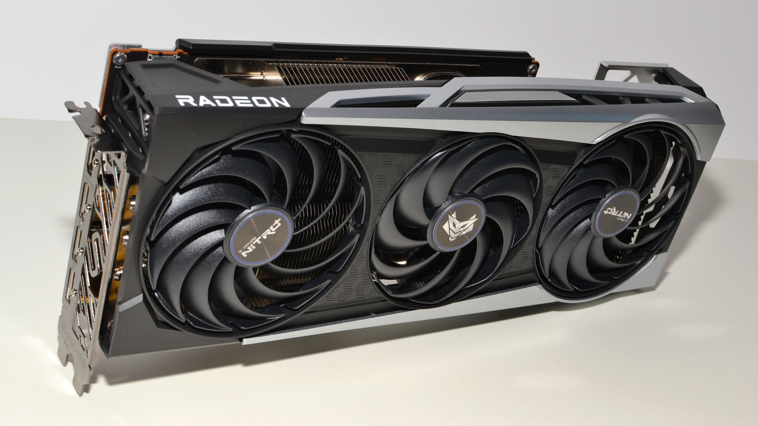sapphire-radeon-rx-6800-xt-nitro+-unboxing-and-performance-preview