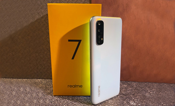 techstage-|-smartphone-realme-7-in-the-test:-90-hertz-at-a-budget-price