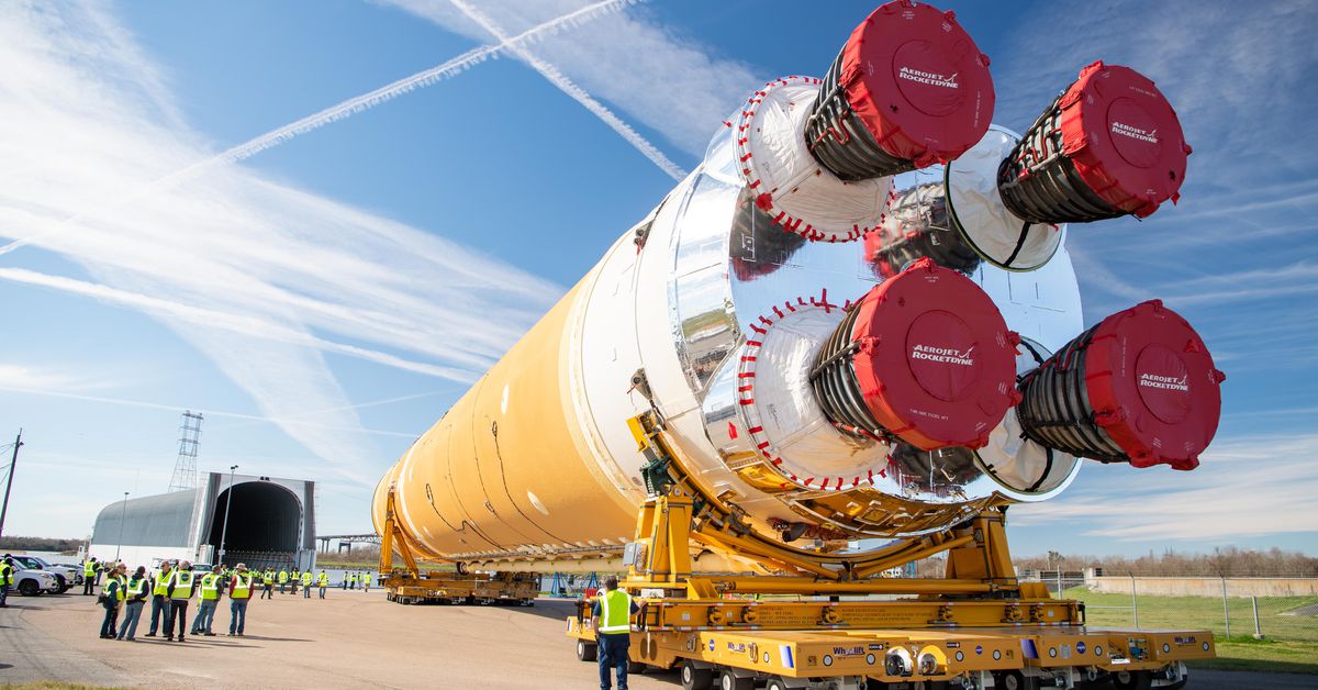 a-canadian-astronaut-will-fly-around-the-moon-on-the-first-crewed-mission-of-nasa’s-new-rocket