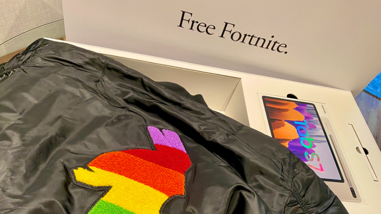 fortnite,-the-anti-apple-campaign-continues:-epic-spoils-influencers-with-samsung-branded-gifts