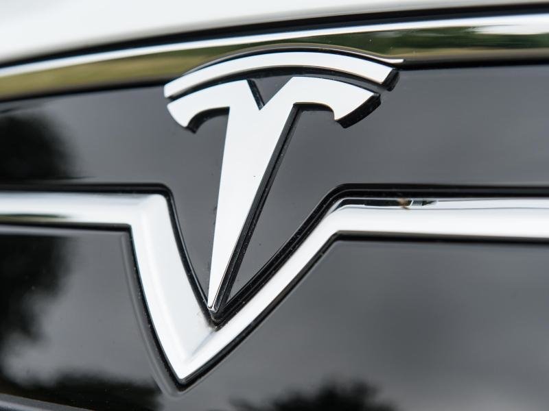 almost-500,000-vehicles:-tesla-sets-a-new-delivery-record