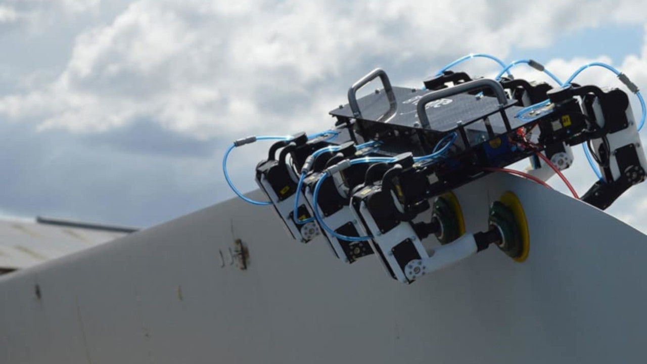 bladebug,-the-robot-that-inspects-and-repairs-wind-turbine-blades:-here-it-is-in-action