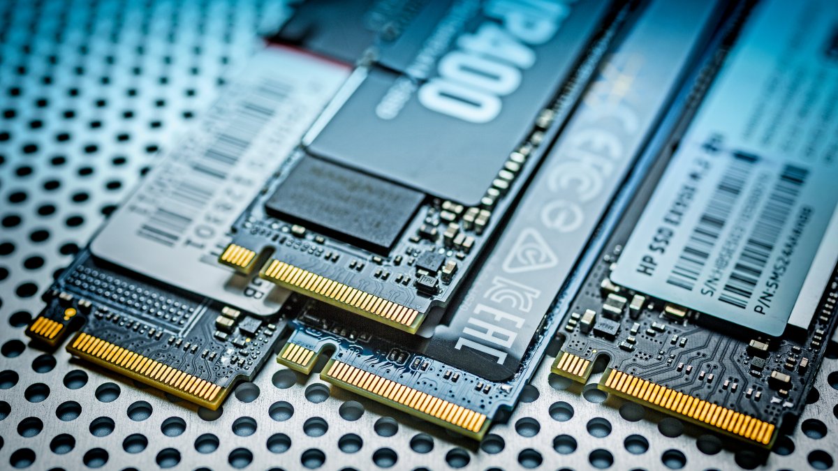heise-+-|-seven-ssds-with-pcie-30-and-4.0-in-the-test