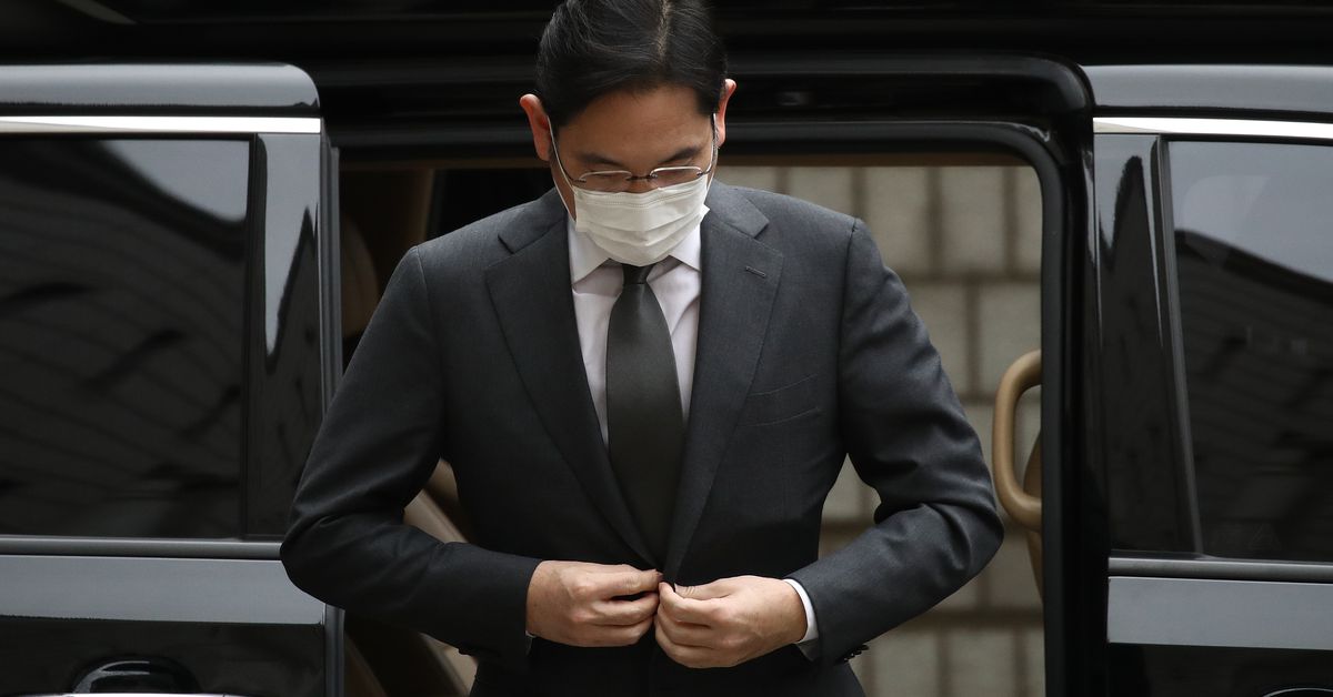 samsung-heir-ordered-back-to-prison-on-bribery-charge