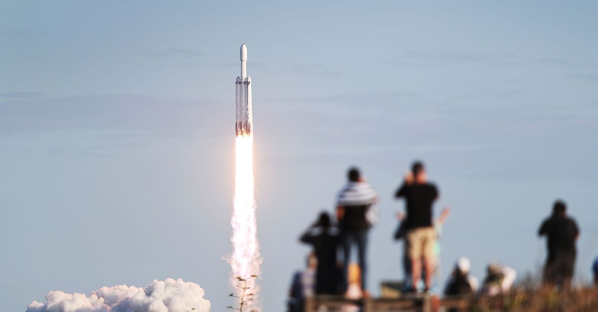 nasa-picks-spacex’s-falcon-heavy-to-launch-two-key-pieces-of-the-lunar-gateway