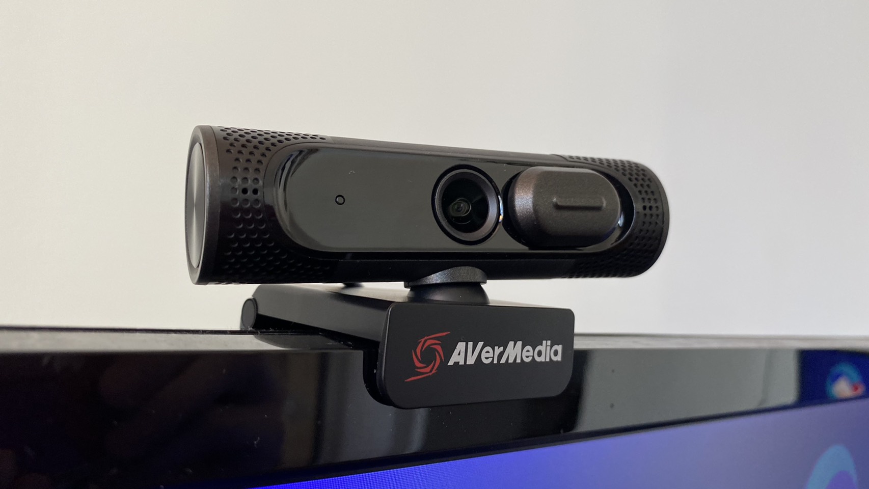 avermedia-pw315-webcam-review:-awkward-middle-child