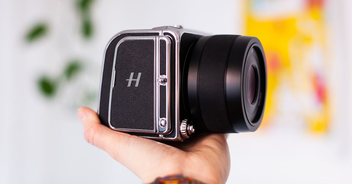 hasselblad’s-907x-50c-is-absolutely-slow-and-absolutely-stunning