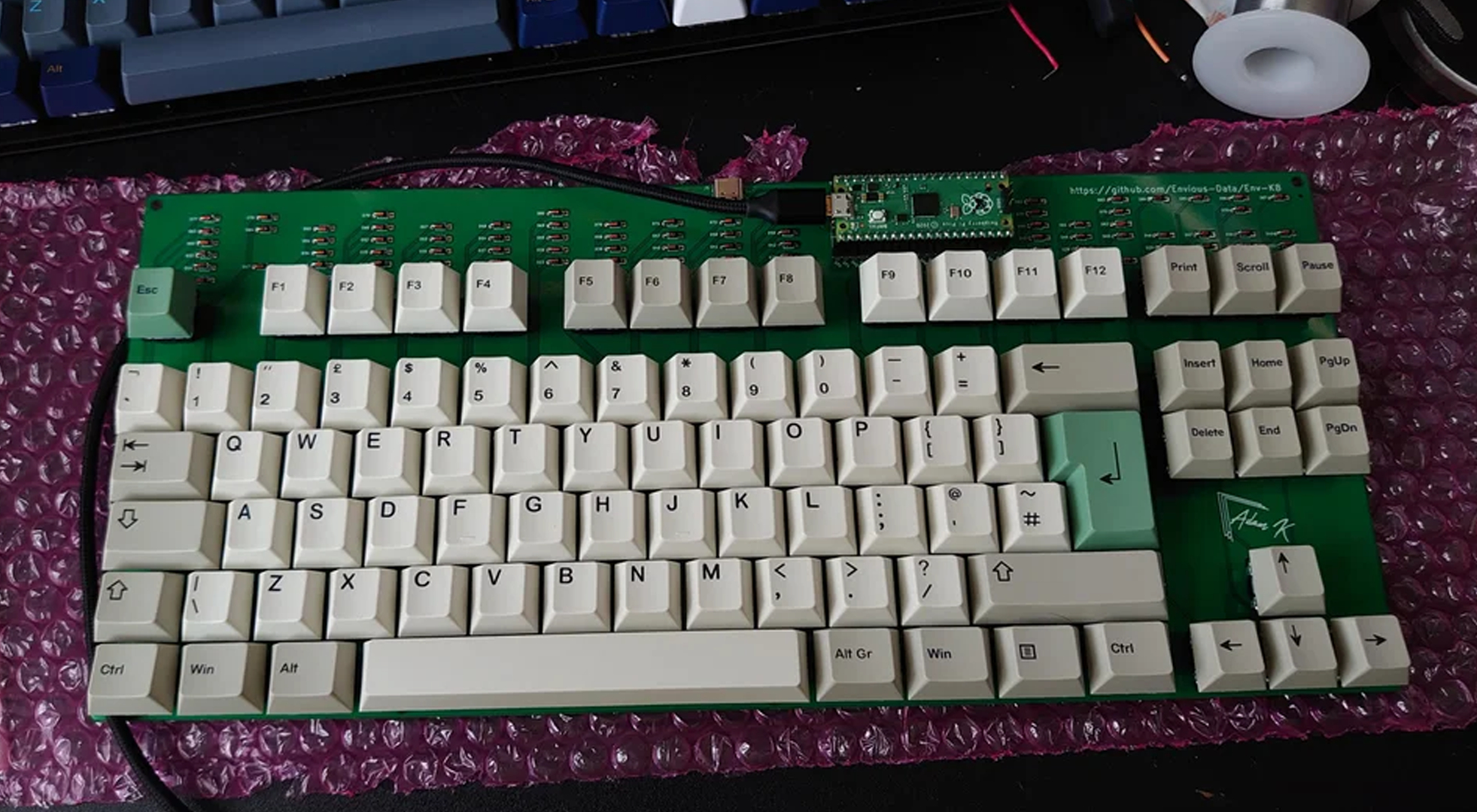 raspberry-pi-pico-keyboard-features-mechanical-keys