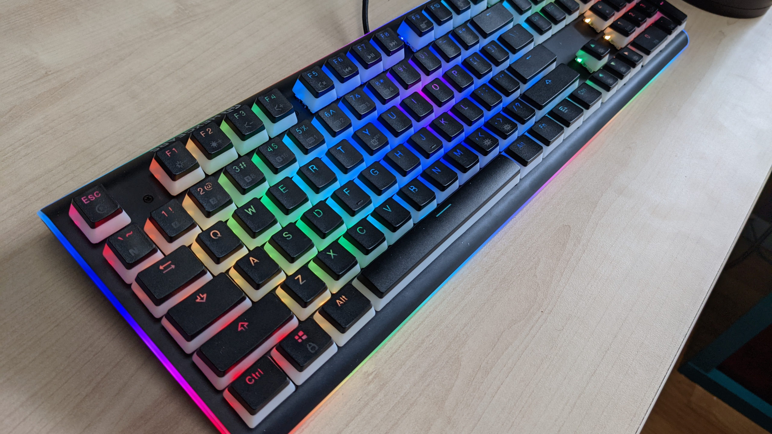 hexgears-impulse-keyboard-review:-incredible-typing-and-hot-swapping-on-a-budget