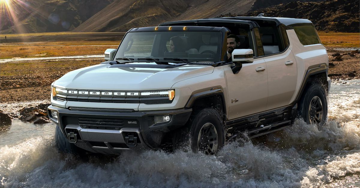 hummer’s-new-electric-suv-can-drive-diagonally,-with-300-miles-of-range-and-a-$110,000-price-tag