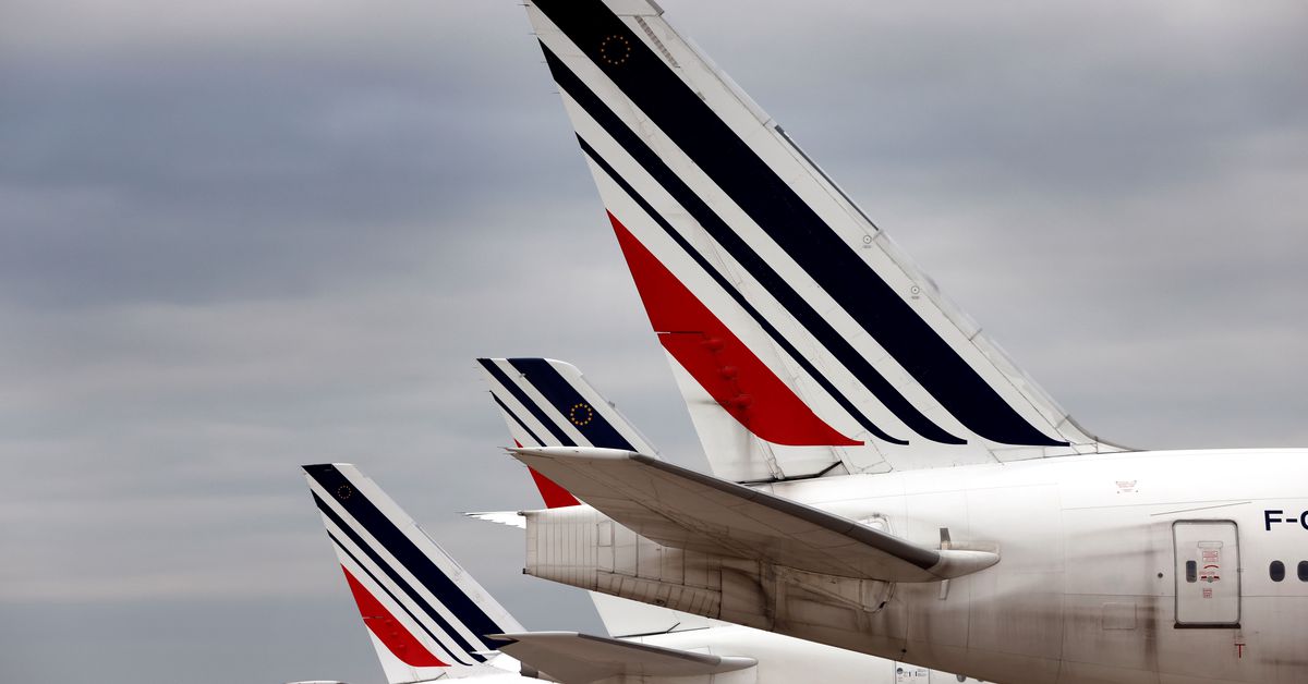 french-lawmakers-vote-to-ban-some-domestic-flights-to-reduce-carbon-emissions