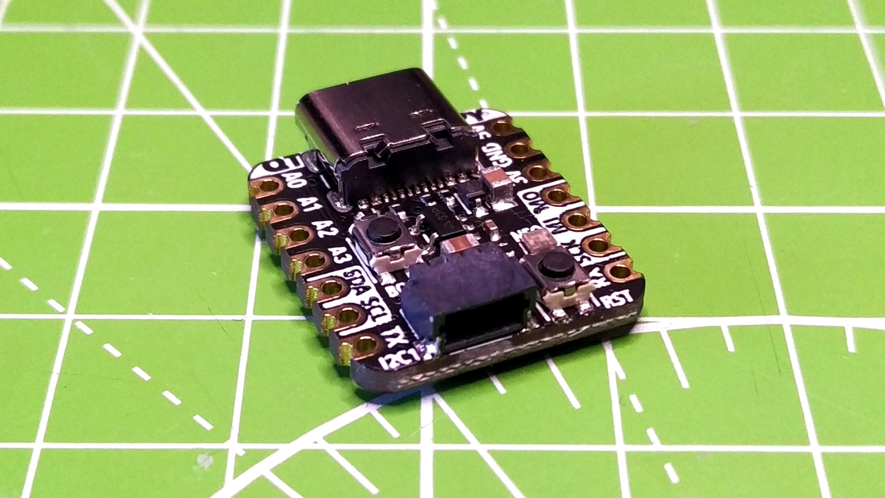 adafruit-qt-py-rp2040-review:-a-tiny-board-for-great-projects