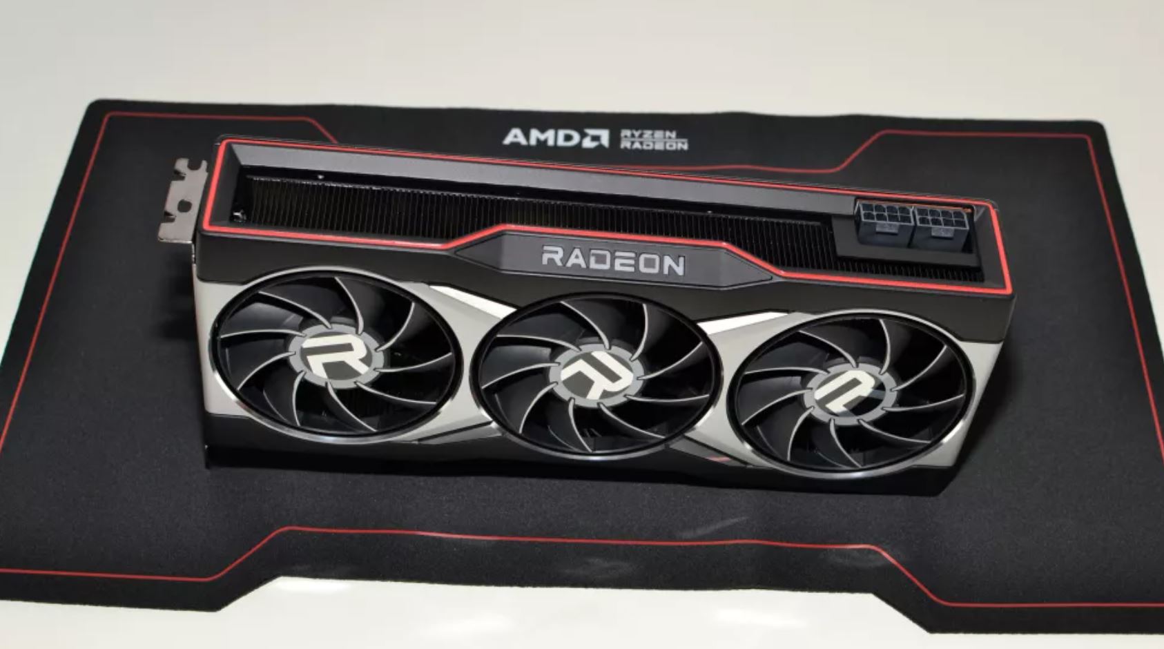 amd-rx-6900xt-screams-at-3.3-ghz,-breaking-another-world-record