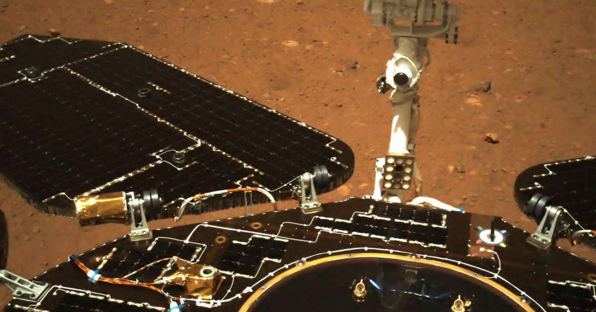 china-drives-its-rover-on-the-surface-of-mars