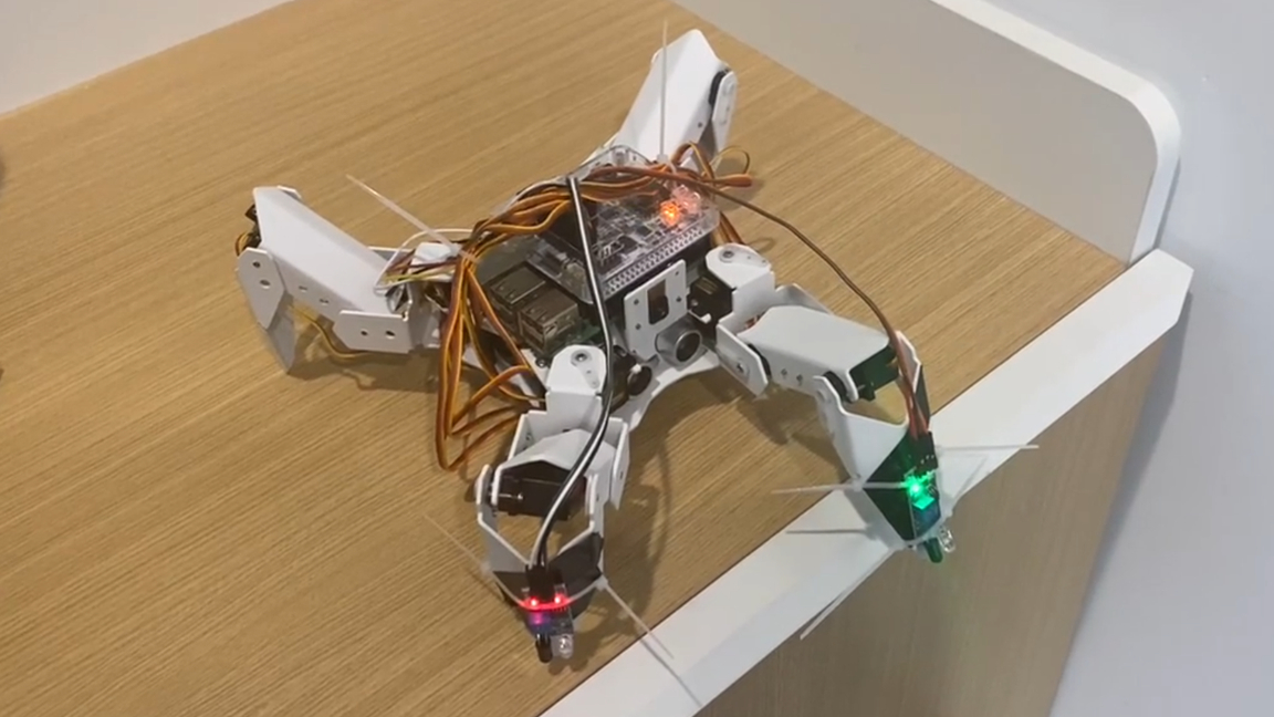 raspberry-pi-spider-bot-detects-edges-to-prevent-falling