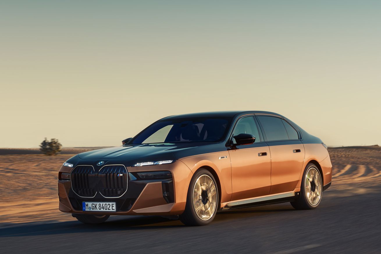 bmw’s-‘most-powerful’-ev-is-this-new-7-series