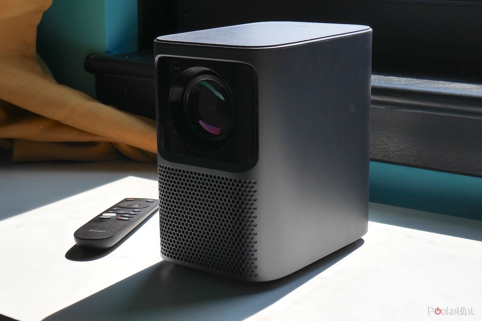 emotn-n1-review:-plug-and-play-projector-with-netflix-smarts