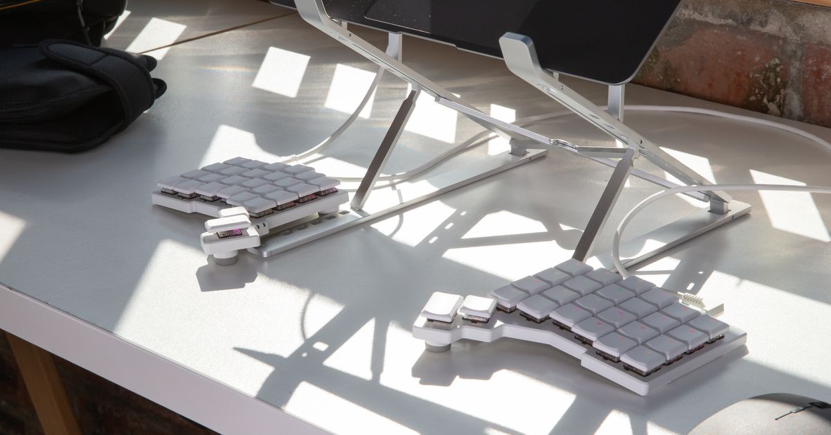 this-split-ergonomic-keyboard-looks-like-it’s-ripped-right-from-starfield