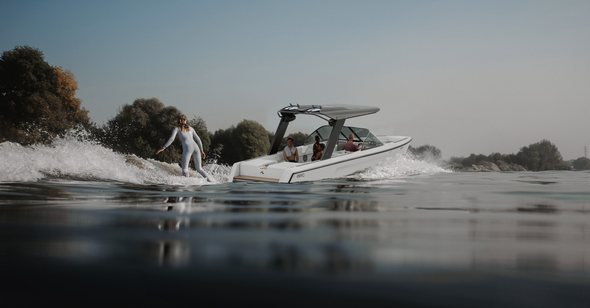 electric-boat-startup-arc-expands-lineup-with-new-plug-in-sports-boat