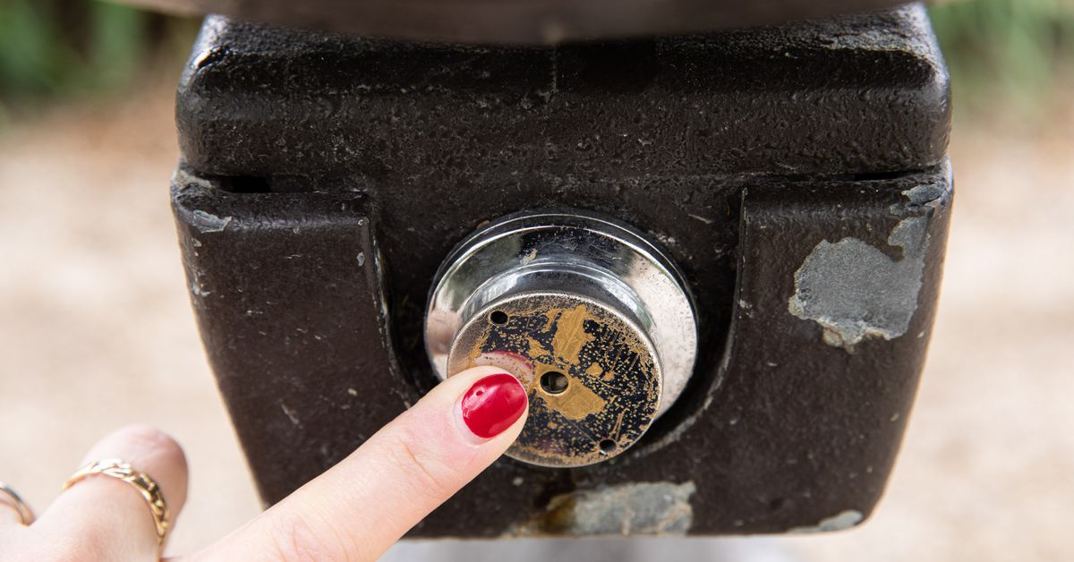 the-drinking-fountain-button-is-tragically-misunderstood