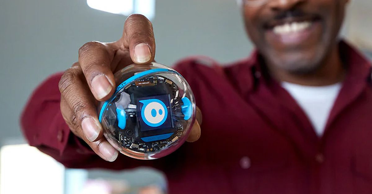 sphero’s-bolt-plus-robot-has-a-screen-parents-would-want-their-kids-to-look-at