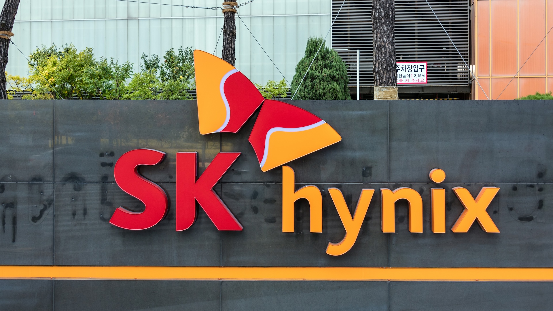 sk-hynix-develops-6th-gen-10nm-class-ddr5-with-the-world’s-first-16gb-dram-modules-—-chipmaker-claims-electric-savings-of-up-to-30%-for-data-centers