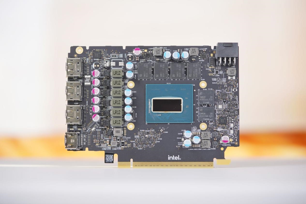 intel’s-new-arc-gpu-gets-naked-in-unsanctioned-peep-show-—-b580-has-nvidia-founders-edition-inspired-cooler,-bgm-g21-die-surrounded-by-20-gbps-gddr6-memory