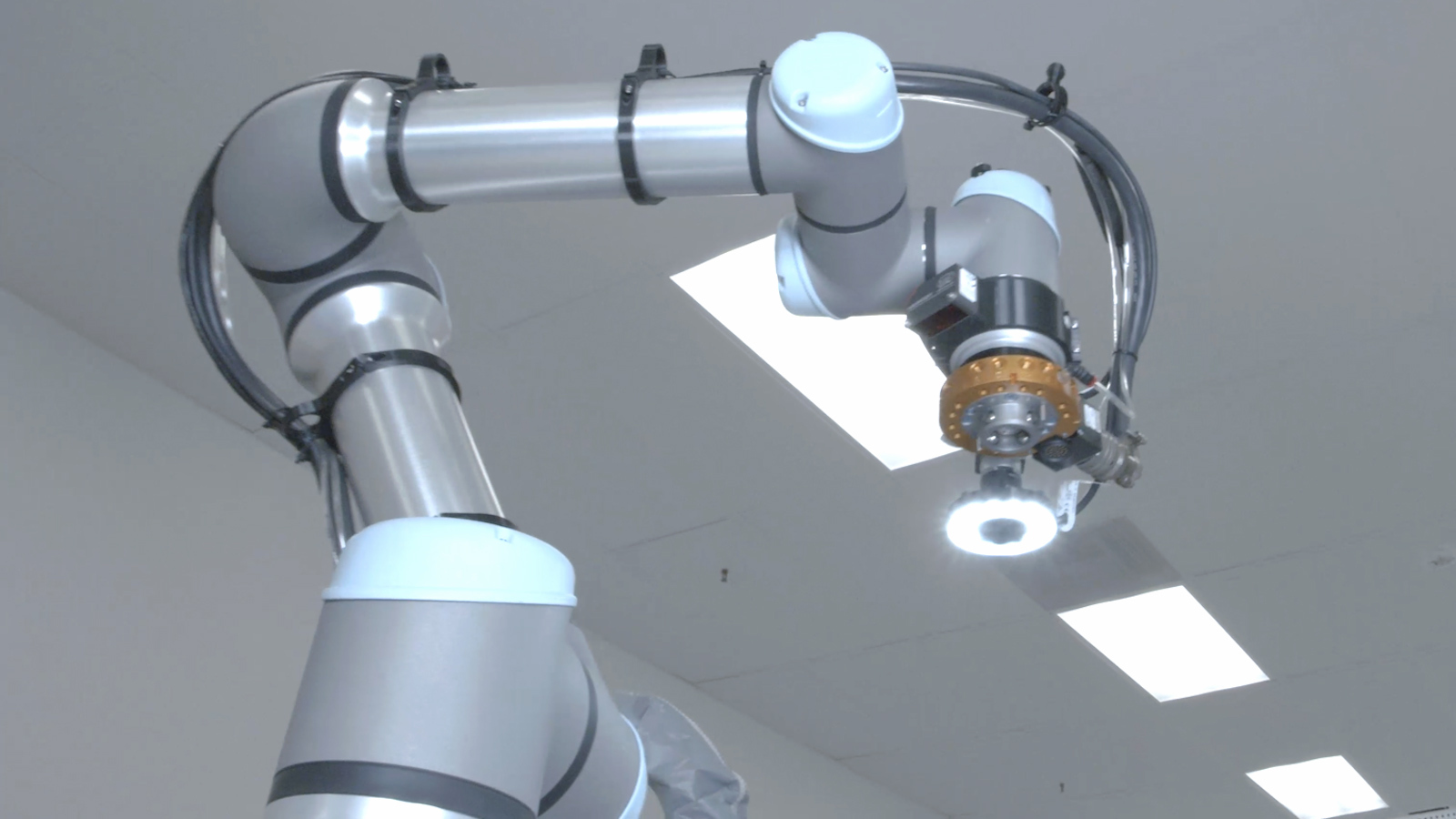 lam-research-unveils-dextro,-maintenance-robot-for-fabs