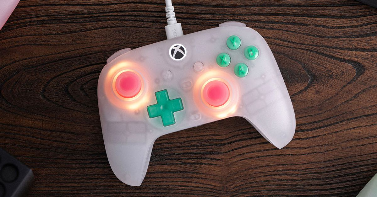 8bitdo’s-new-mini-xbox-controller-fits-gamers-with-smaller-hands