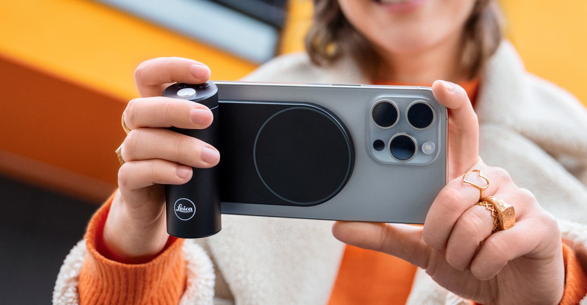 leica-made-a-$329-iphone-camera-grip